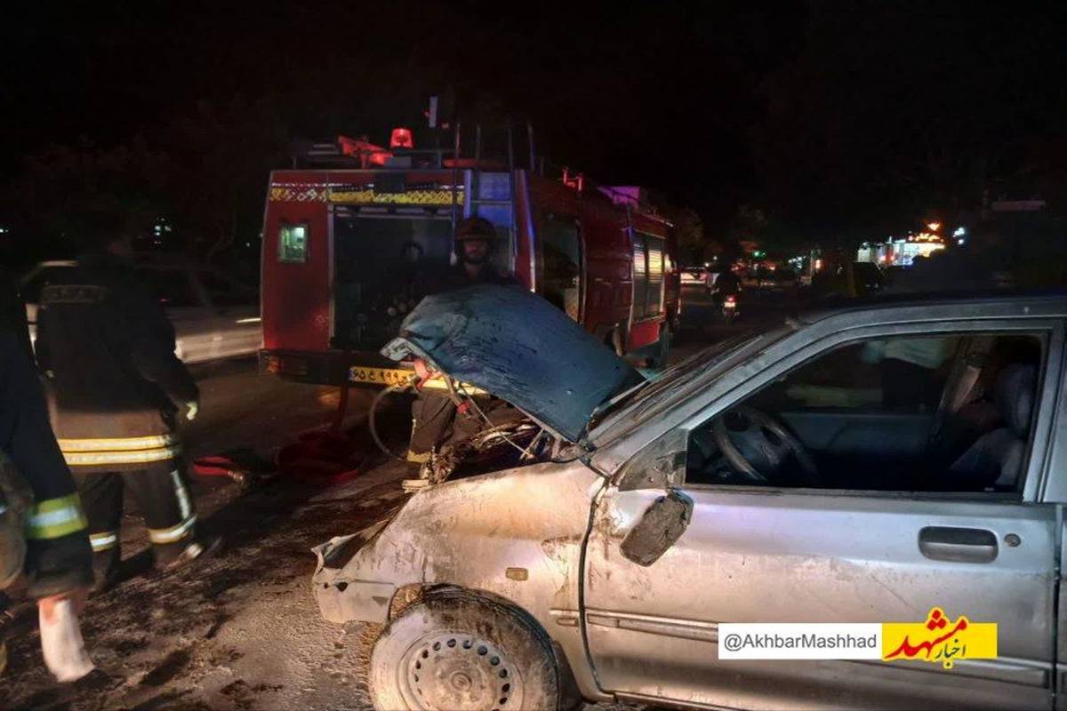 تصادف و حریق خودرو در خیابان پنجتن با ۲ مصدوم