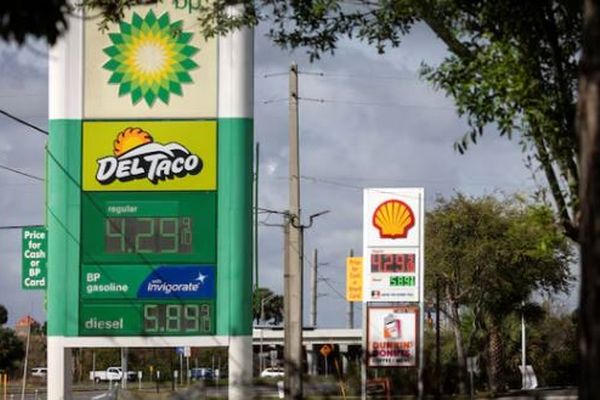 رویترز: اجتناب رانندگان آمریکایی از رانندگی با افزایش قیمت سوخت