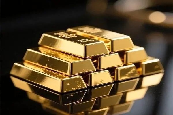 چرا قیمت اونس طلا باوجود حمله نظامی آمریکا علیه ایران، تقریباً ثابت مانده است؟ | پیش‌بینی قیمت طلا در آینده