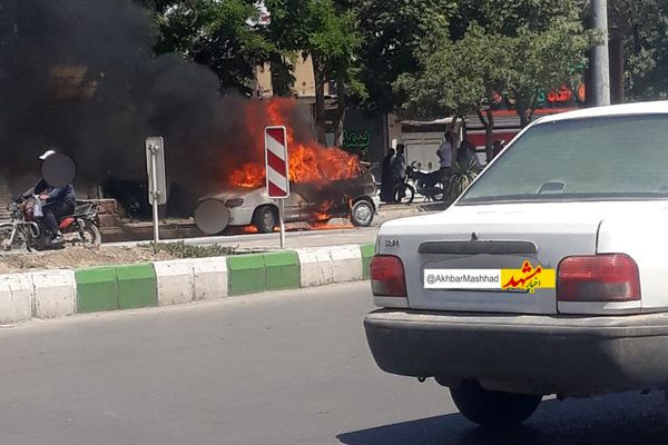 آتش‌سوزی خودروی پراید در خیابان توس به دلایل نامعلوم 