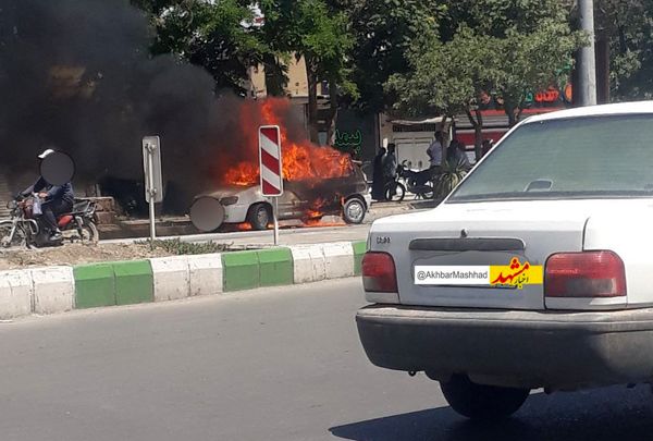 آتش‌سوزی خودروی پراید در خیابان توس به دلایل نامعلوم 