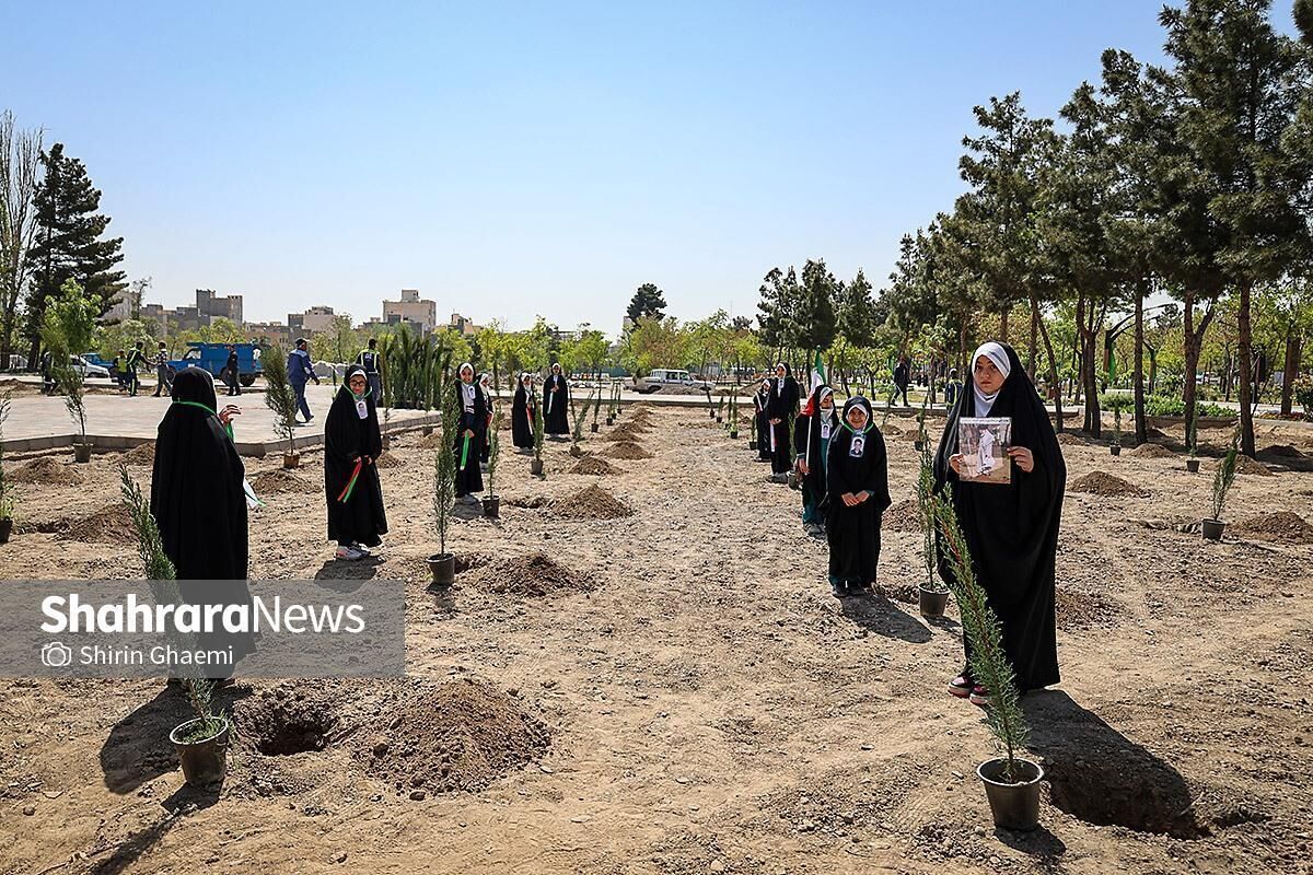 «گلستان میناب» در بوستان جهان‌شهر مشهد | مراسم درخت‌کاری به یاد شهدای میناب