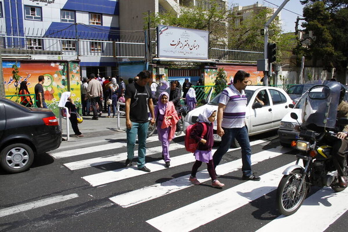 استقرار ۷۰ تیم راهور در معابر حادثه‌خیز مشهد /  توصیه پلیس: والدین از توقف غیرضروری روبه‌روی مدارس پرهیز کنند