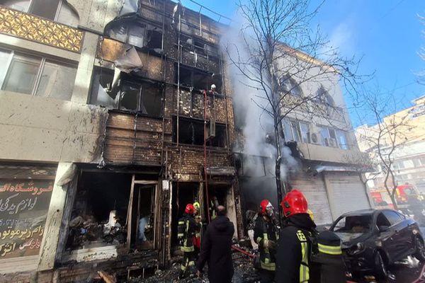 ۱۶ مصدوم در آتش سوزی ساختمانی در خیابان امام رضا(ع) مشهد