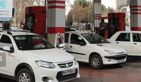 صف‌های بنزین زمان مشهدی‌ها را می‌بلعد | توپ صف بنزین در زمین مردم