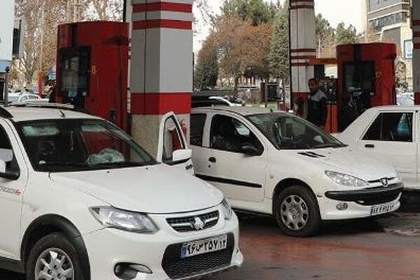 صف‌های بنزین زمان مشهدی‌ها را می‌بلعد | توپ صف بنزین در زمین مردم