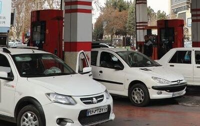 صف‌های بنزین زمان مشهدی‌ها را می‌بلعد | توپ صف بنزین در زمین مردم