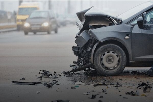 تصادف مرگبار خودروی پژوپارس با تریلی و موتورسیکلت در بزرگراه بابانظر مشهد + عکس 