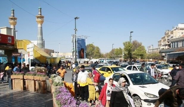 اولین تصویر از ورود خودروی حامل پیکر شهدا به میان جمعیت منتظر 