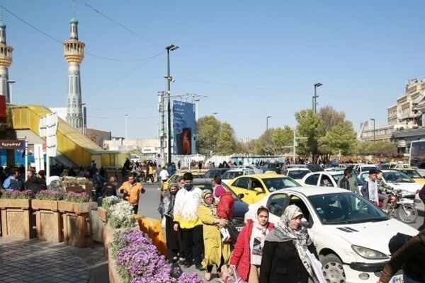 اولین تصویر از ورود خودروی حامل پیکر شهدا به میان جمعیت منتظر 