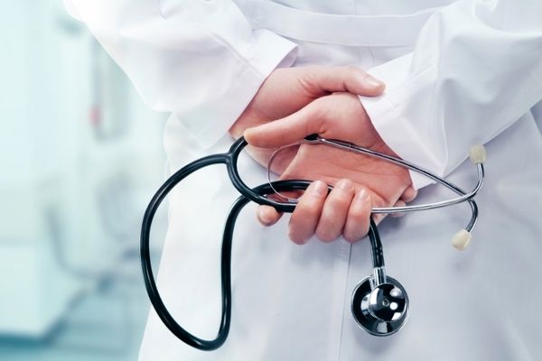 آقایان در نقش متخصص زنان؛ جان مردم بازی شد/ از درمان‌های ناشناخته و کیلویی تا تخصص‌های پوشالی!/ ویدئو