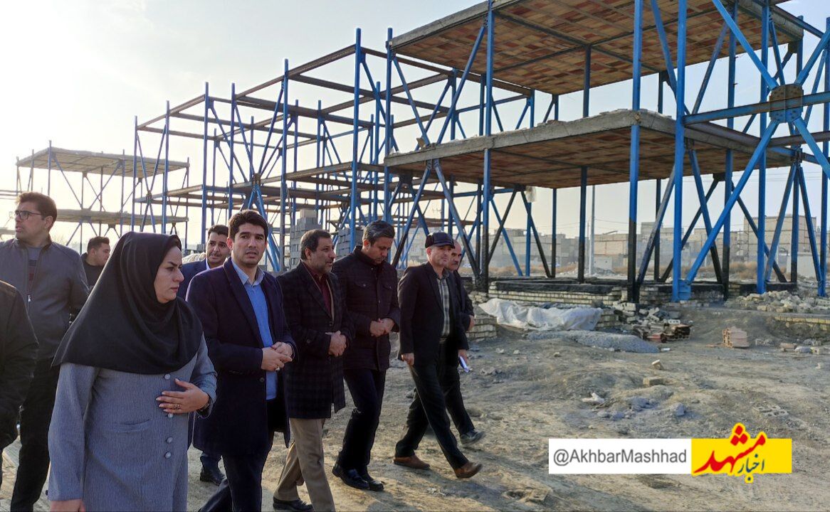 بازدید معاون استاندار و فرماندار شهرستان مشهد مقدس از سایت نهضت ملی مسکن روستای کشف/ابراز امیدواری نماینده عالی دولت از بهره‌برداری پروژه در تابستان ۱۴۰۴