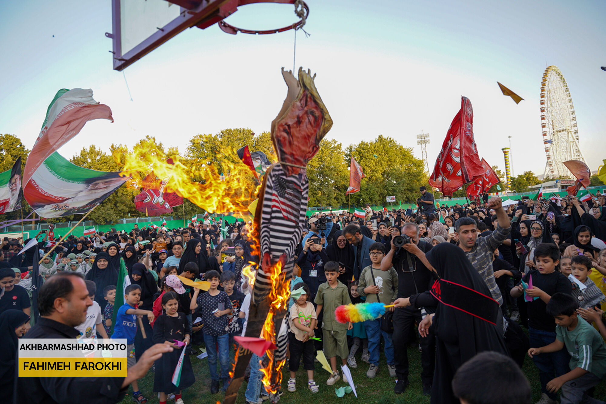 فریاد کودکانه علیه جنایات صهیونیست‌ها؛ مشهد در سوگ شهدای کودک ایرانی جنگ ۱۲روزه / کودکان مشهدی در میدان؛ سوگوار شهدای کودک ایرانی جنگ با اسرائیل