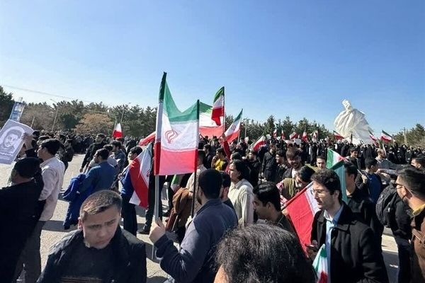 تجمع دانشجویان دانشگاه فردوسی مشهد در پی حمله آمریکایی - اسرائیلی (۹ اسفند ۱۴۰۴)