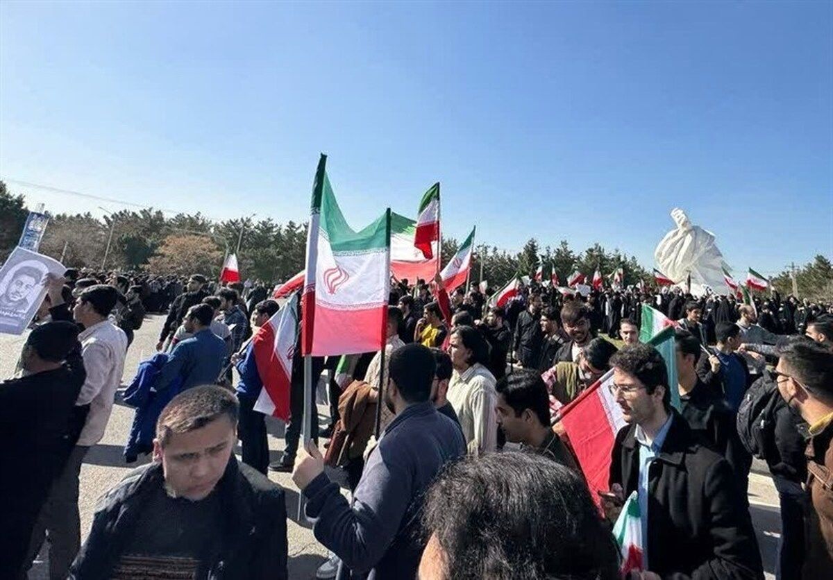 تجمع دانشجویان دانشگاه فردوسی مشهد در پی حمله آمریکایی - اسرائیلی (۹ اسفند ۱۴۰۴)