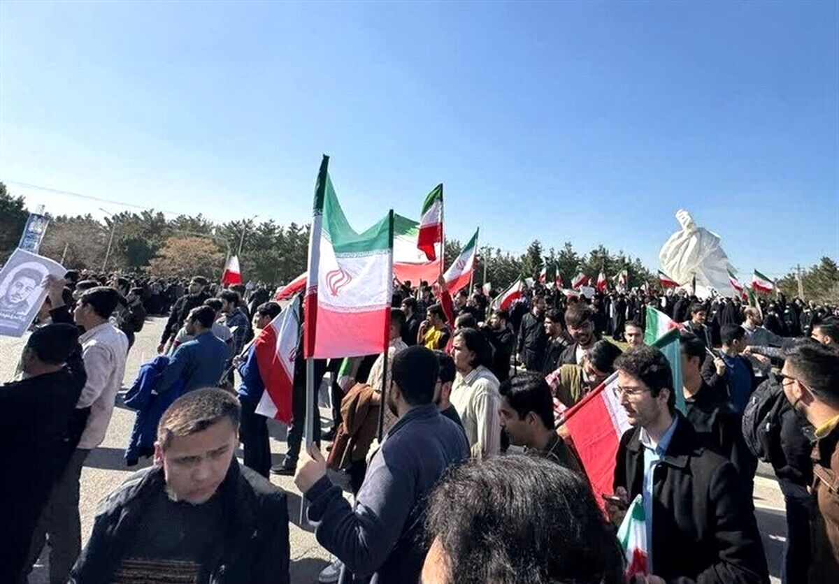 تجمع دانشجویان دانشگاه فردوسی مشهد در پی حمله آمریکایی - اسرائیلی (۹ اسفند ۱۴۰۴)