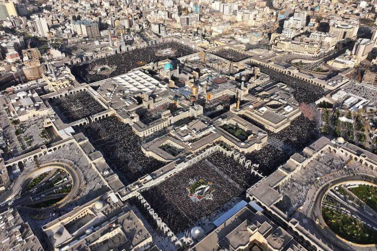 توزیع ۱۷۰ هزار بسته پذیرایی میان نمازگزاران عید سعید فطر در حرم مطهر امام رضا(ع)